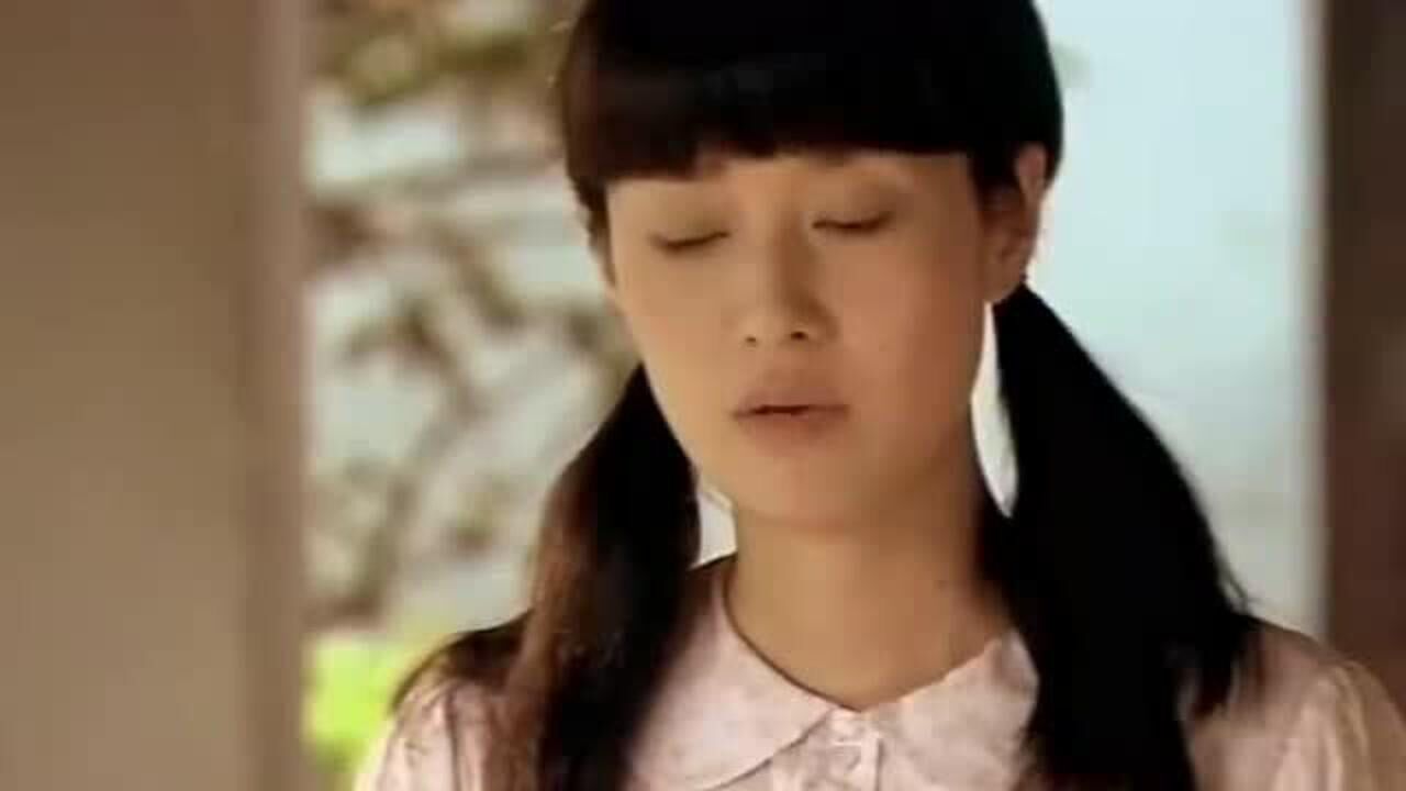 儿子在外闯祸，母亲扒下裤子在院子里打屁股，没想女同学撞见_高清