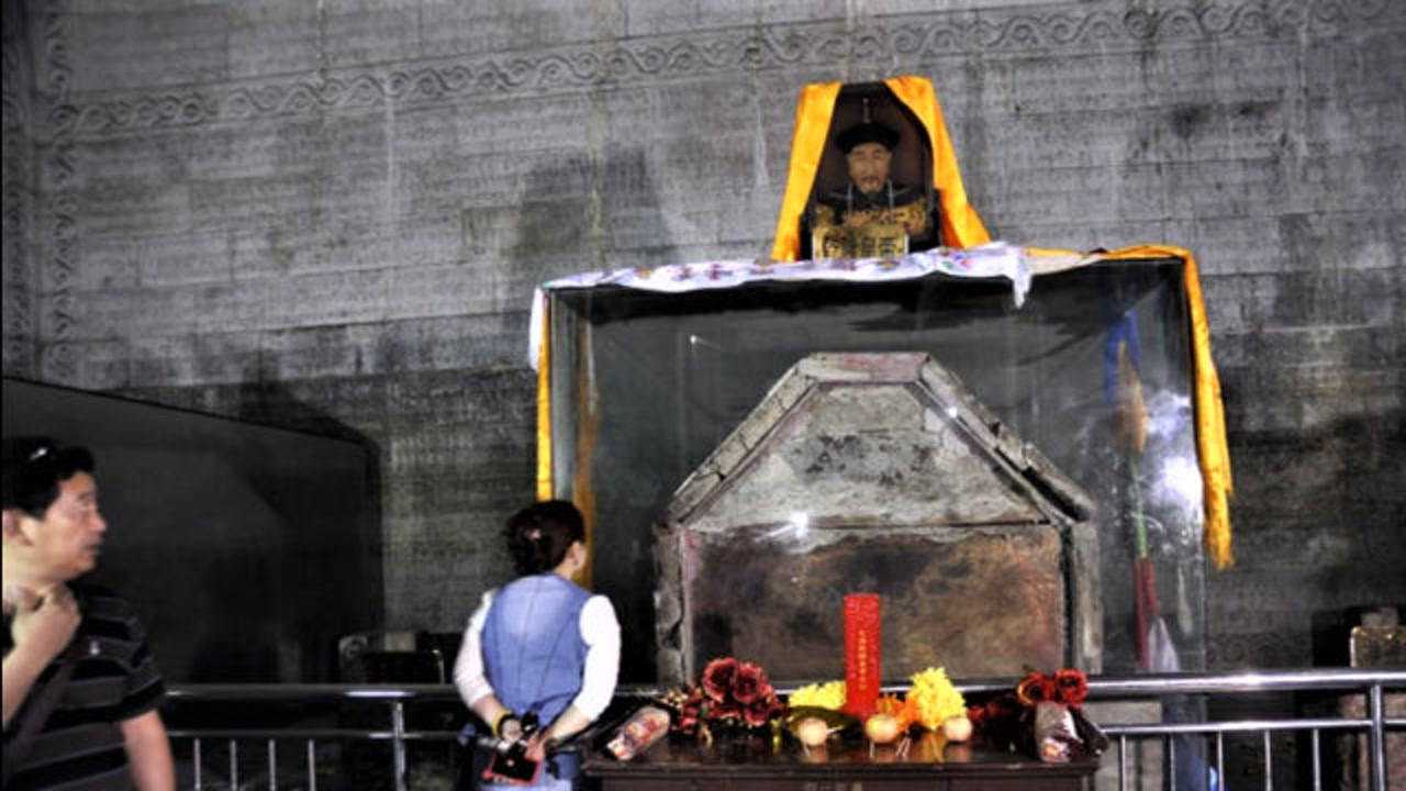 乾隆皇帝陵墓尸骨被孙殿英敲碎扔在臭水里图九是乾隆真容