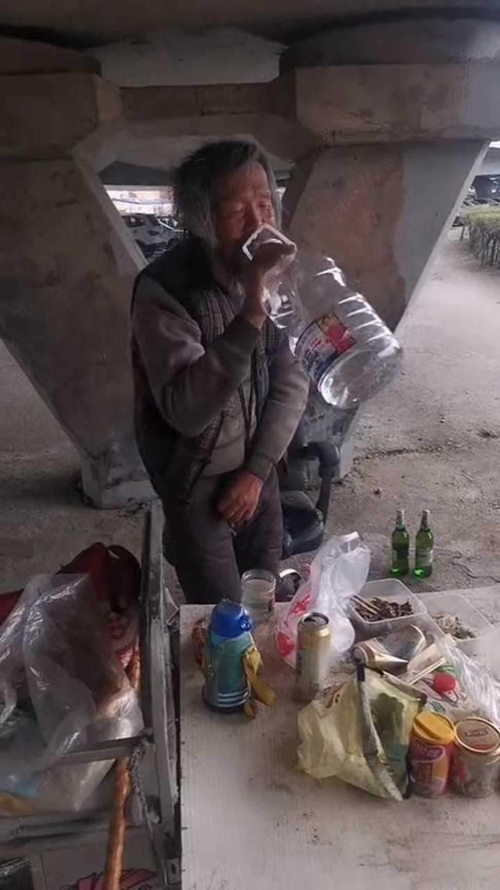 流浪汉的安逸生活桥下都能吃饭让人羡慕