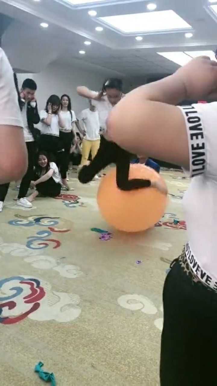 美女坐气球，这硬核操作，众人都看笑了！_高清