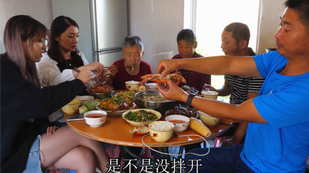 农村小遥回父母家吃饭,有说有笑真热闹,大蟹子25元一斤肥不肥?