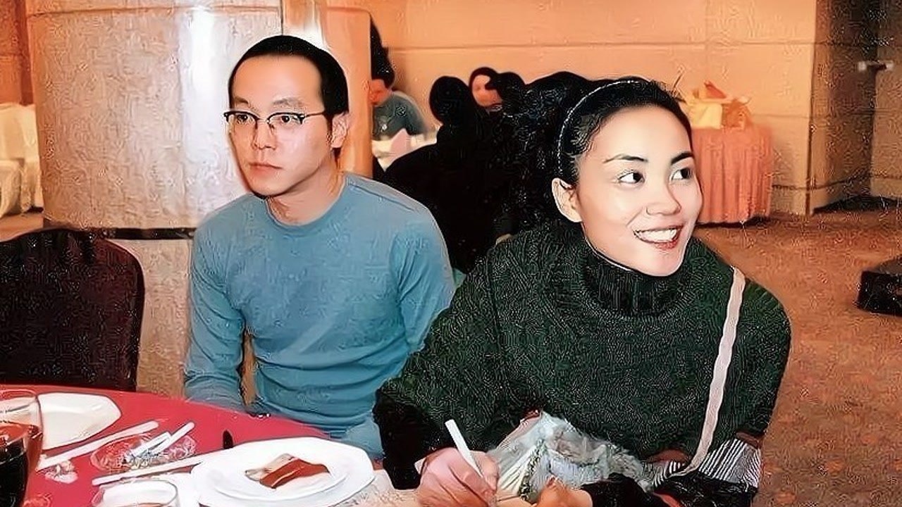 窦唯餐馆被偶遇,头发凌乱身材发福,邋遢打扮与前妻王菲差距大