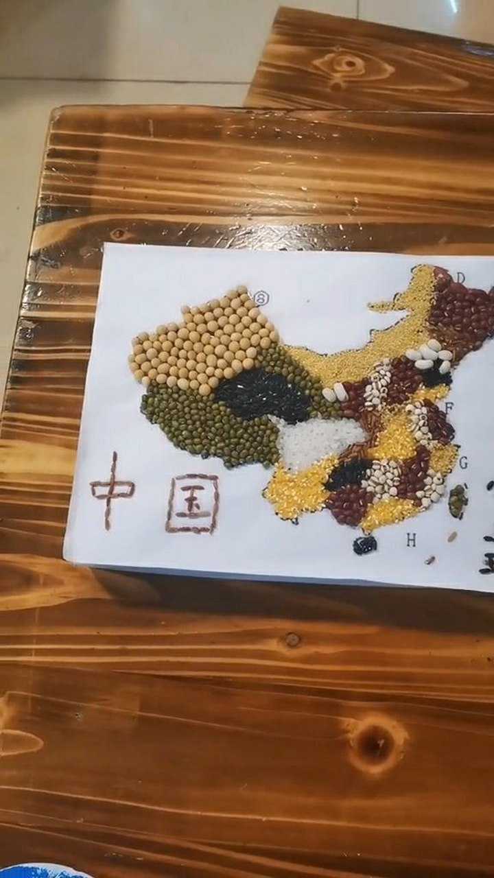 幼儿园布置的亲子作业用五谷杂粮绘制中国地图