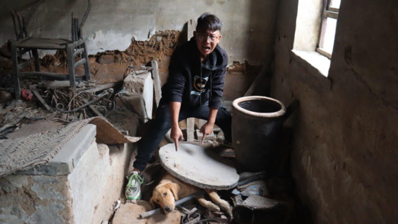 小伙探险无人村的老宅,金毛在老宅屋里发生了啥危险?却大喊救命