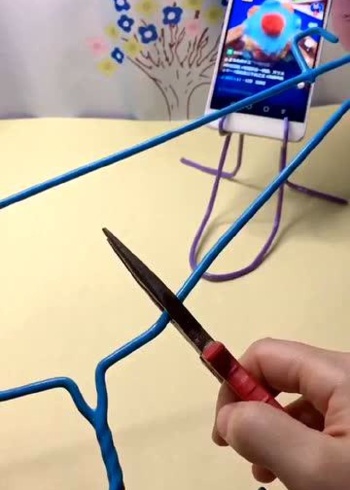手工制作:用衣架做的手机支架,没想到还挺牢固