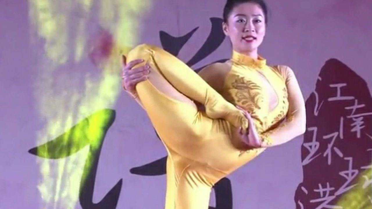 一个女孩柔术杂技表演