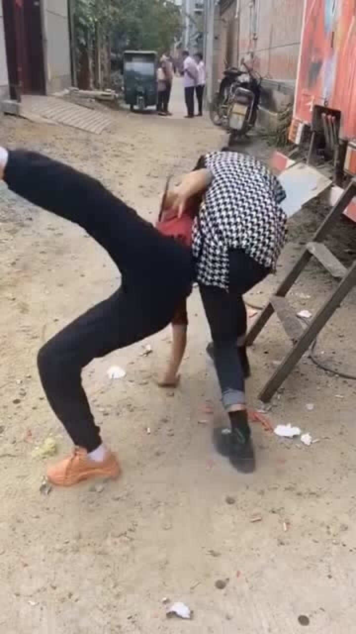 农村泼妇打架这场面真是不忍直视呀
