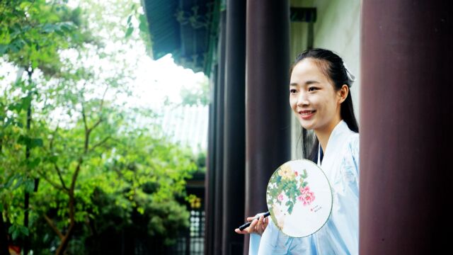 汉服女孩武汉打卡古琴台,深情演绎高山流水遇知音,你的知音呢?