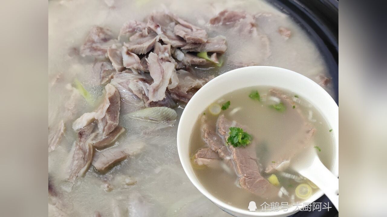 零添加古法羊肉汤,用传统方法提鲜,汤浓味美牛奶色无膻味,好喝极了又