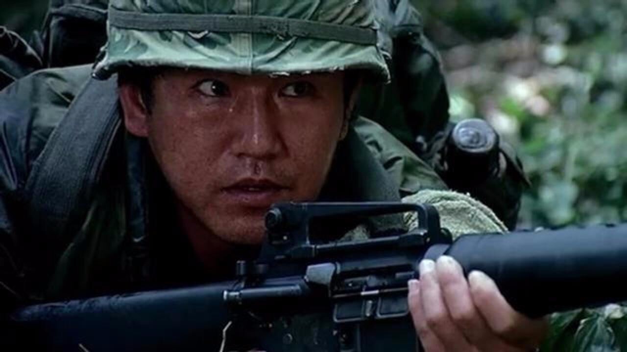 罗密欧点小分队刚登上岛就遭遇敌人突袭好在队长救场及时