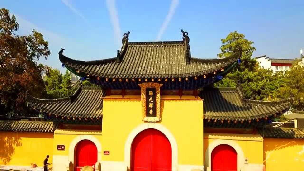 航拍武汉归元寺,据说每年正月初五都有几十万市民前来烧香,香火也太旺
