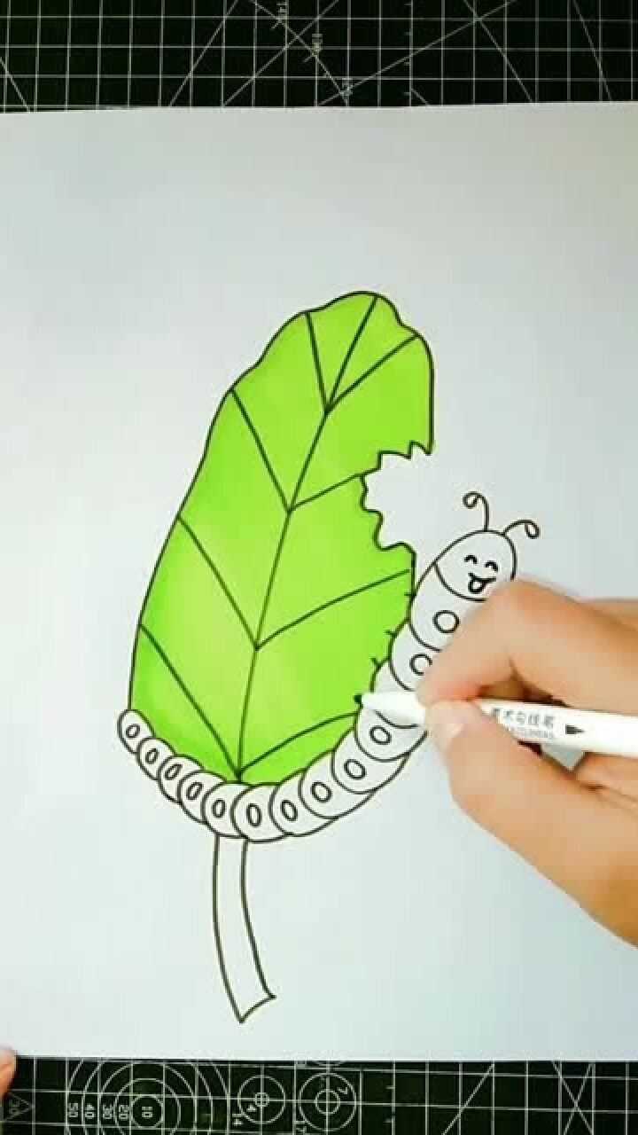 用手掌来画画蚕宝宝在吃桑叶有点可爱