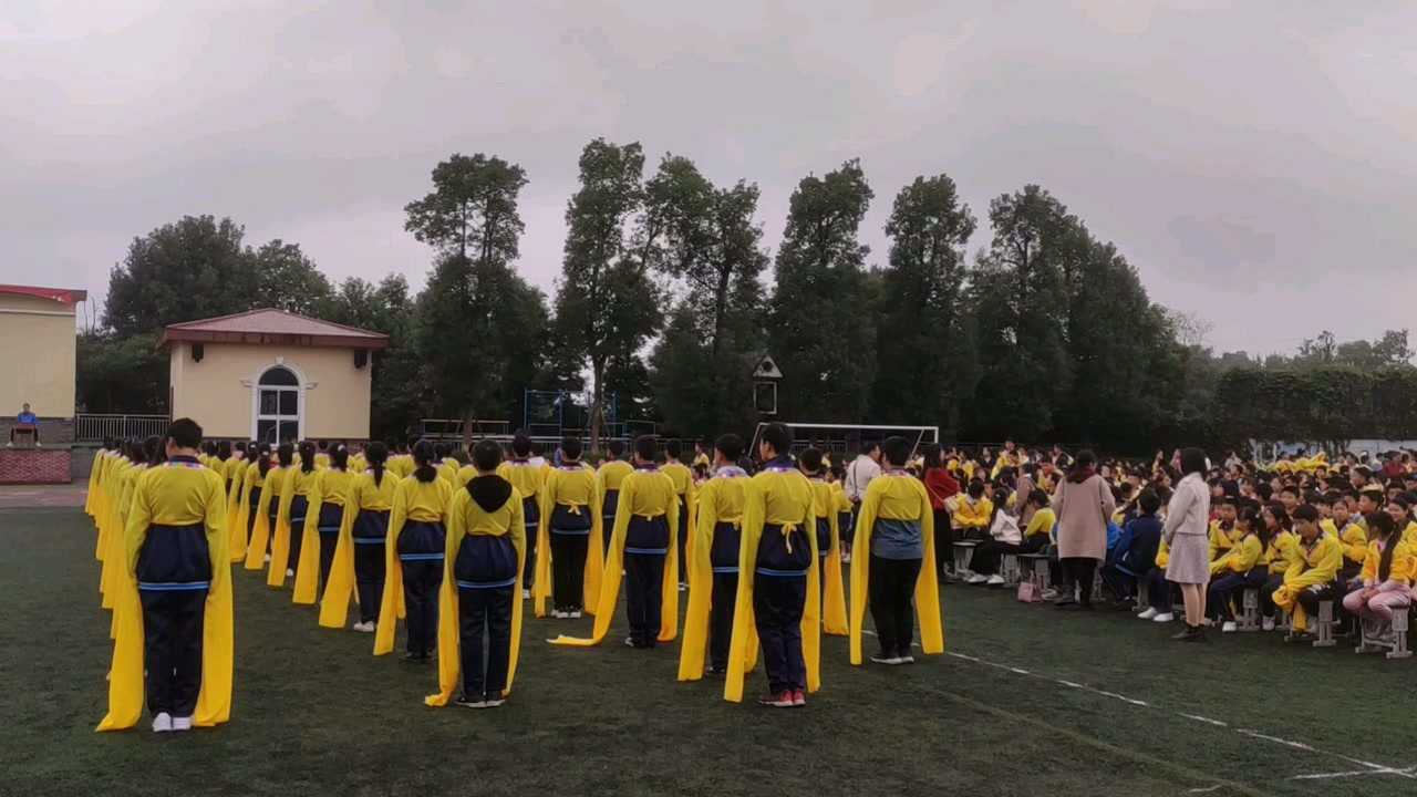 2020年龙市中学初中部卓玛舞蹈比赛节选