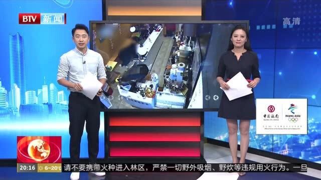 江苏南京:一商场奶茶店窜进野猪 女店主翻工作台躲过