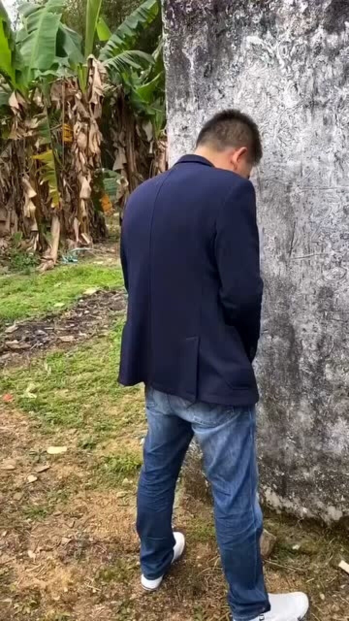 男子随地小便,下一秒遇到尴尬事,笑抽了!