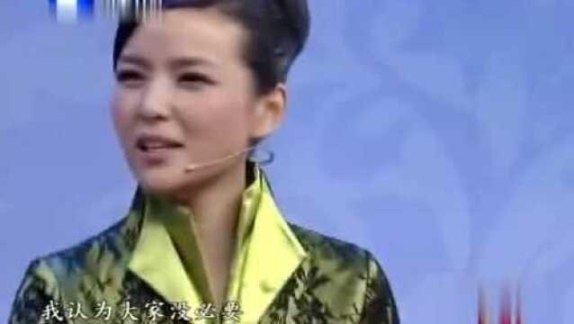 美女受哥哥委托来鉴宝,当场提出不情之请:代替哥哥深拥女主持!