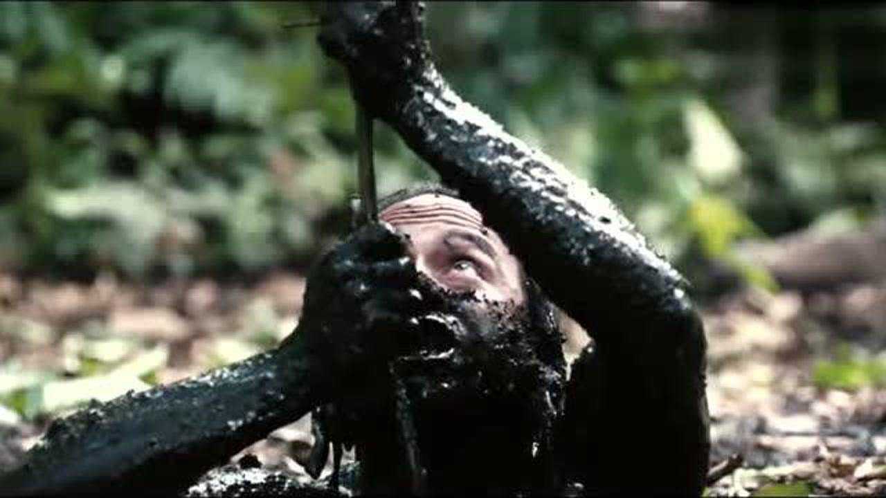 男子被部落追击不慎陷入沼泽泥潭头都被埋了硬是被他游出来