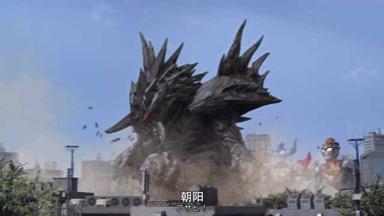 托雷基亚奥特曼让一个人变成怪兽,将三位奥特曼打回人形