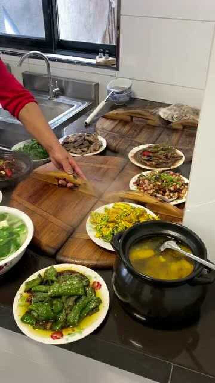 用土灶做饭就是好菜炒好放锅盖上饭熟了菜还是热的