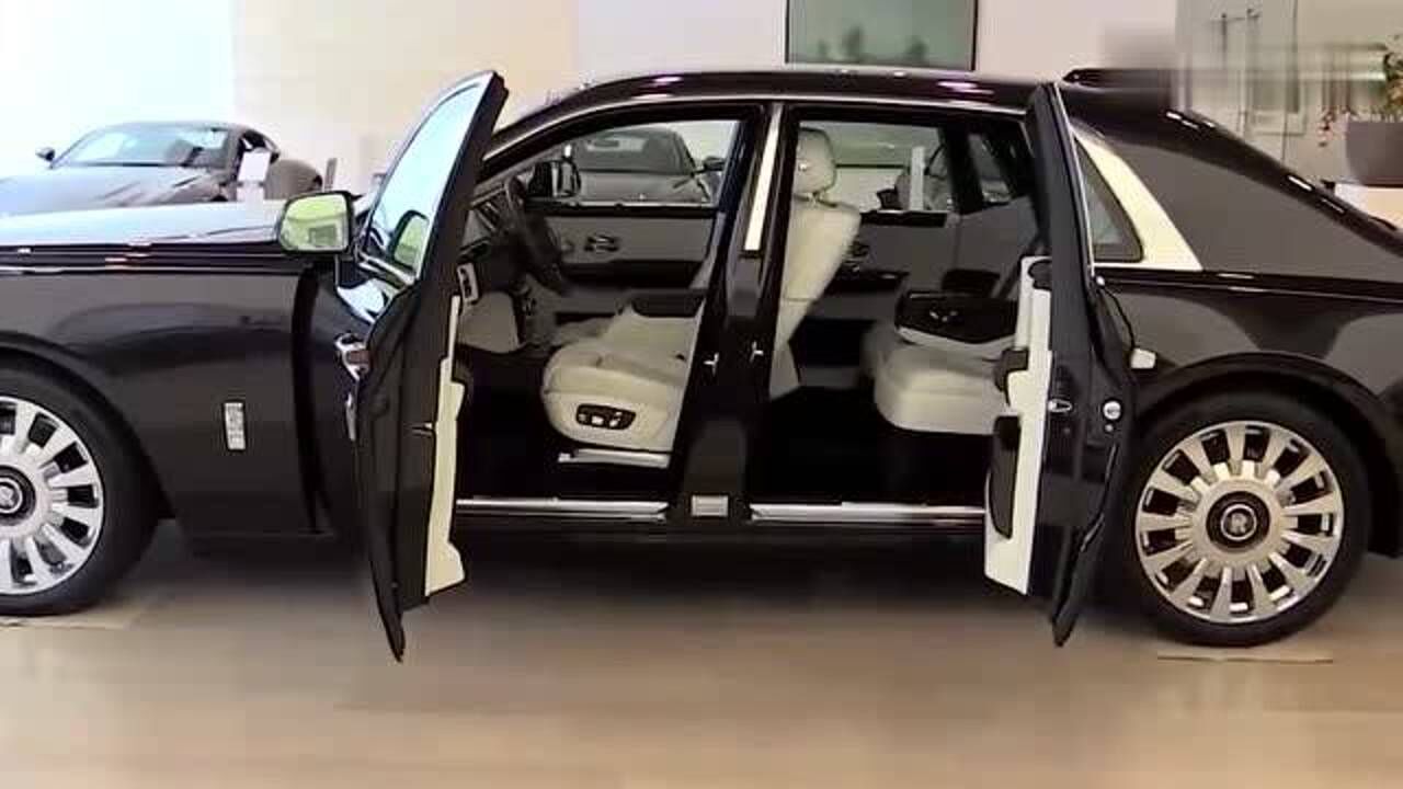 2021款劳斯莱斯幻影车门打开