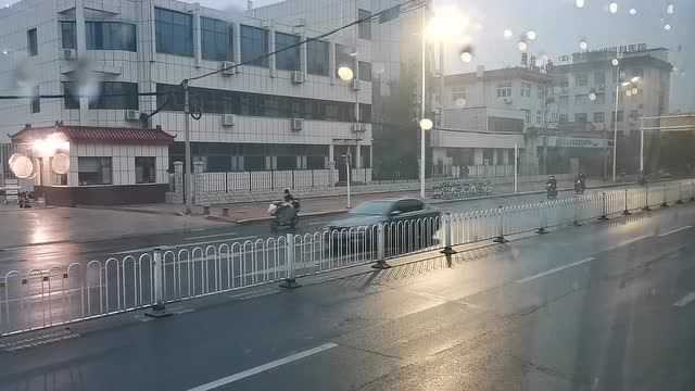 清晨的潍坊,昨夜的一场冬雨淋湿了大地,你那里下雨了吗