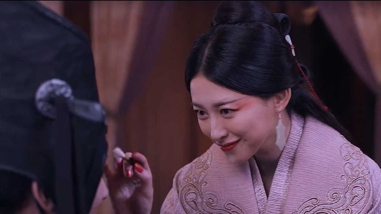 太后赵姬太会玩了,把嫪毐弄成寺人陪她,果真是富人生活乐趣多