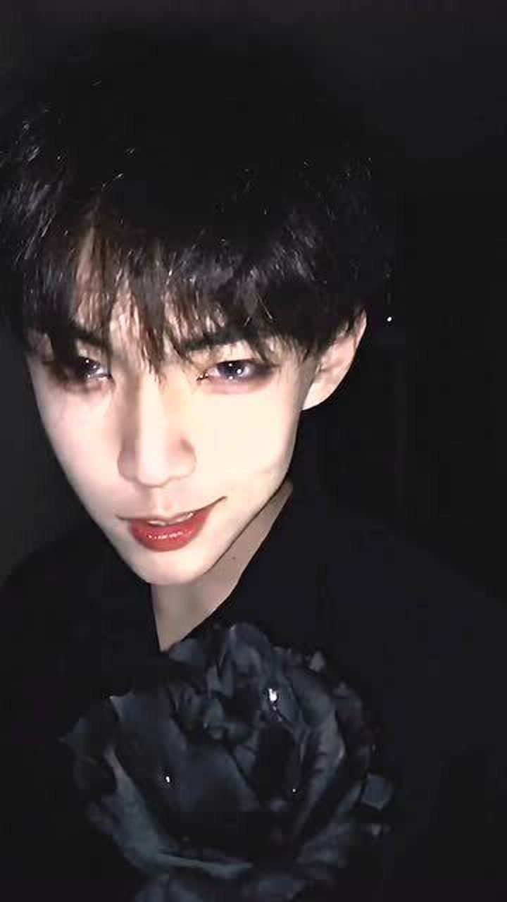 狐狸眼的最佳诠释没想到这么撩人心弦的一双眼居然长在了男人脸上