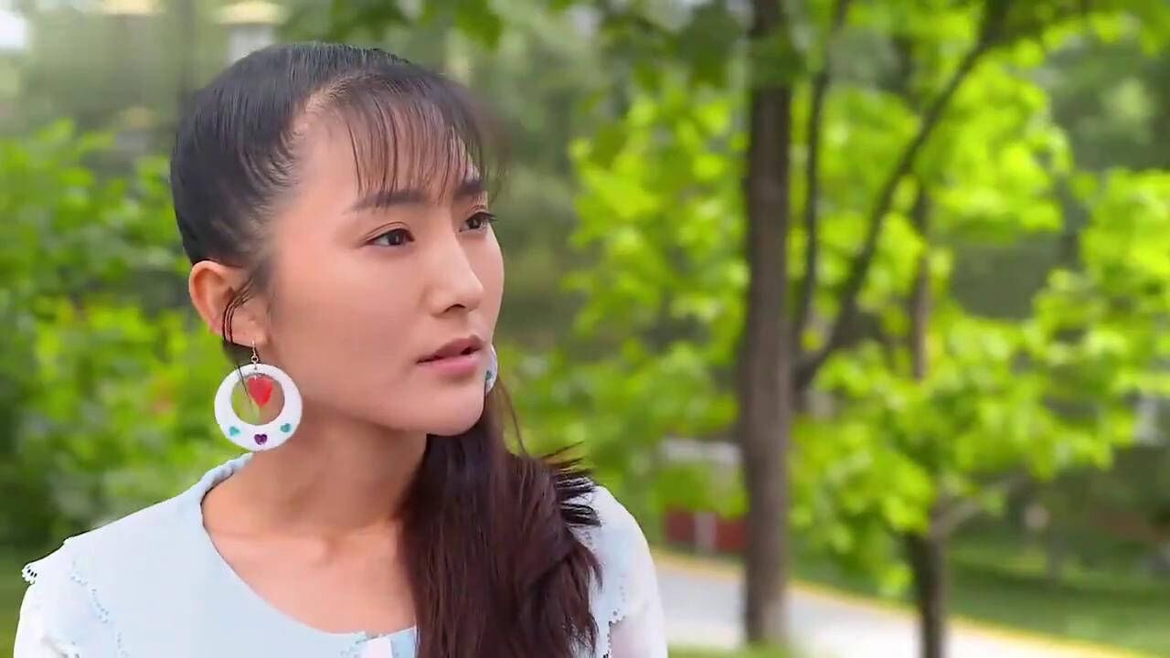 满仓进城:相亲对象跟死去男友太像,景桦发疯的扑上去,把人吓跑