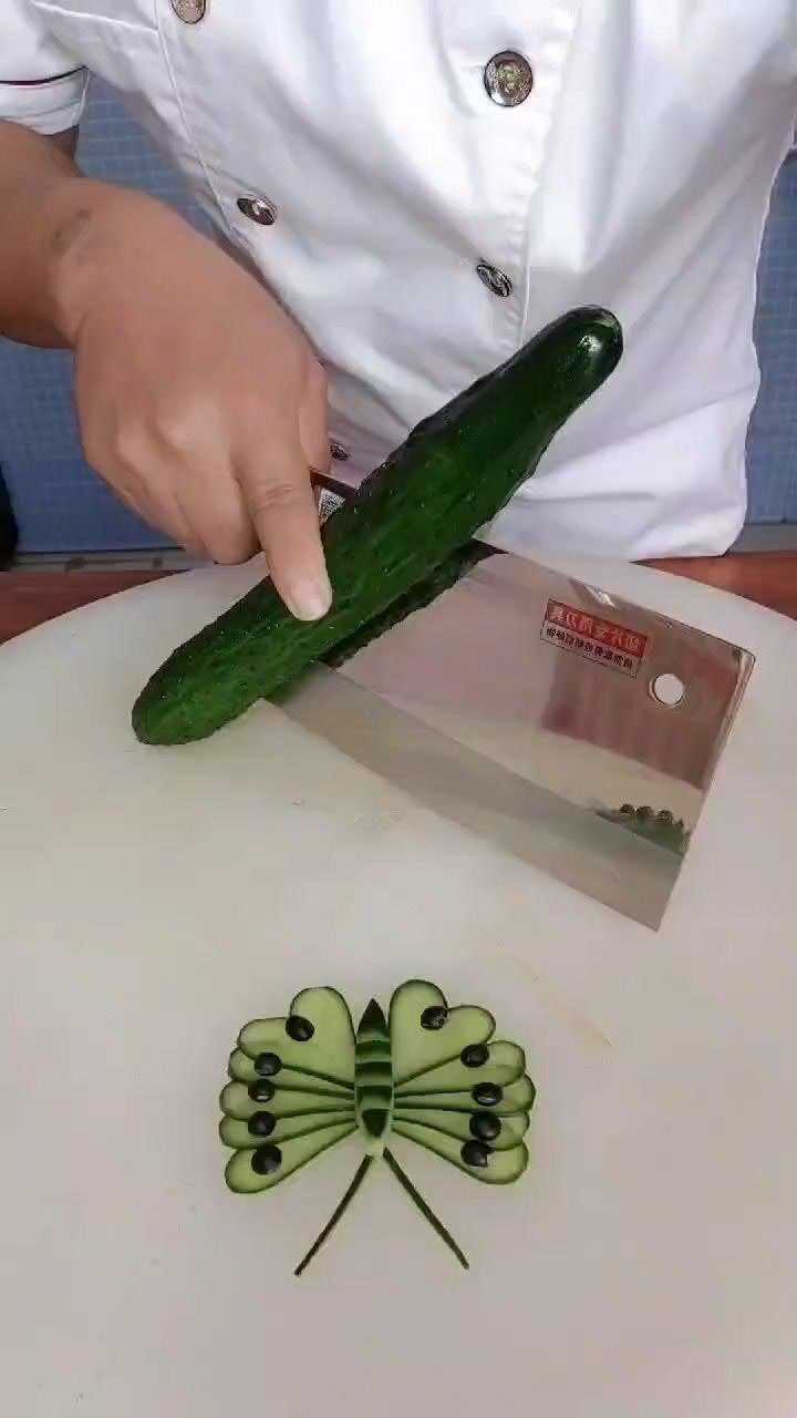 一根黄瓜练习蝴蝶刀功,手法一绝!