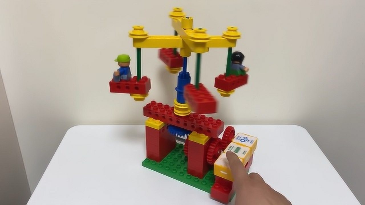 乐高搭建一级旋转飞椅作品