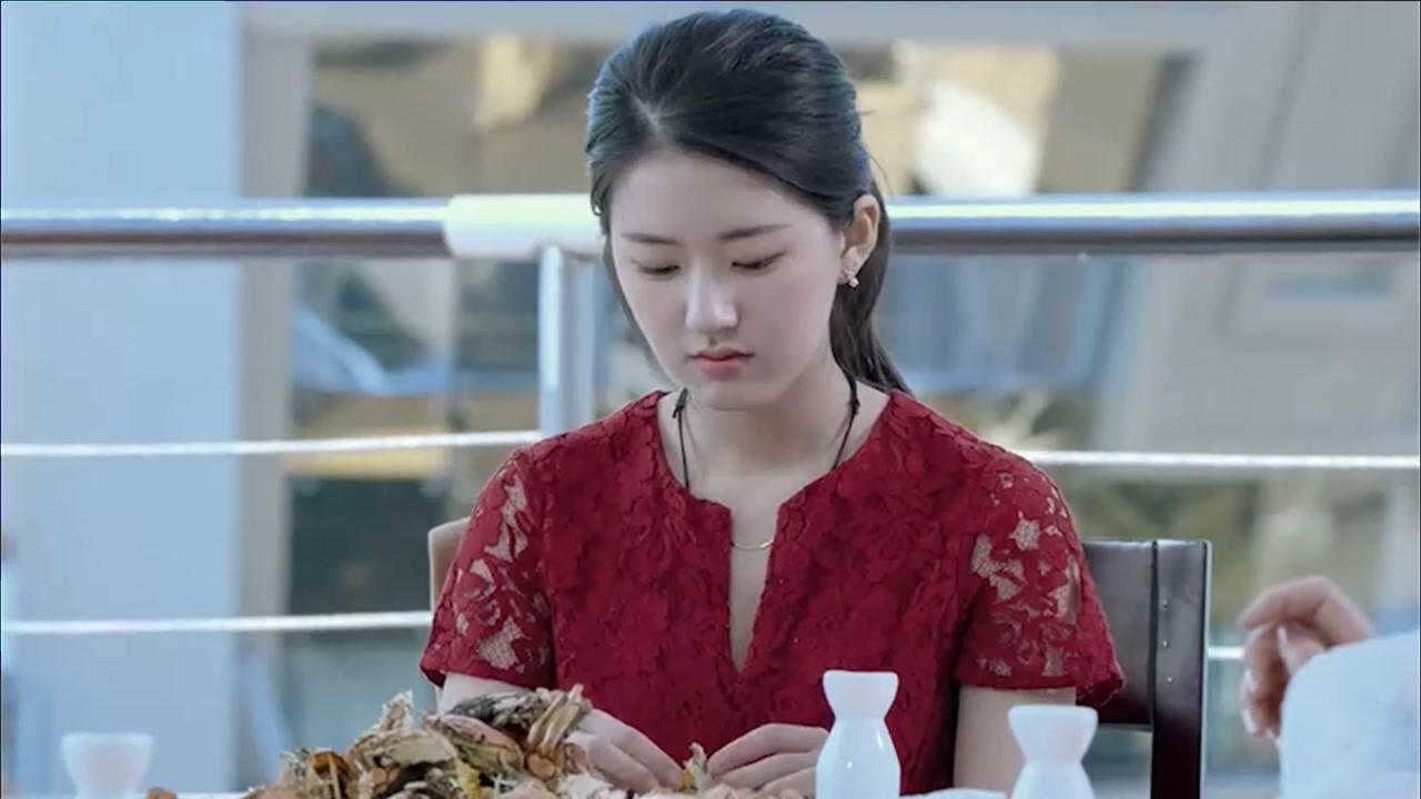 蓝色生死恋:赵露思变身剥螃师,小吃货剥起螃蟹来手速太快!