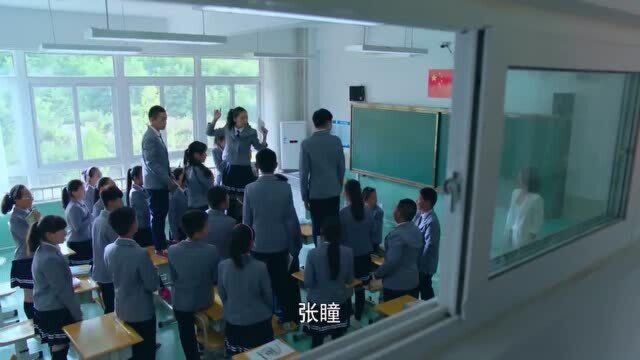 影视:丫头太有头脑了,学校卖平板电脑赚钱,老师气炸了