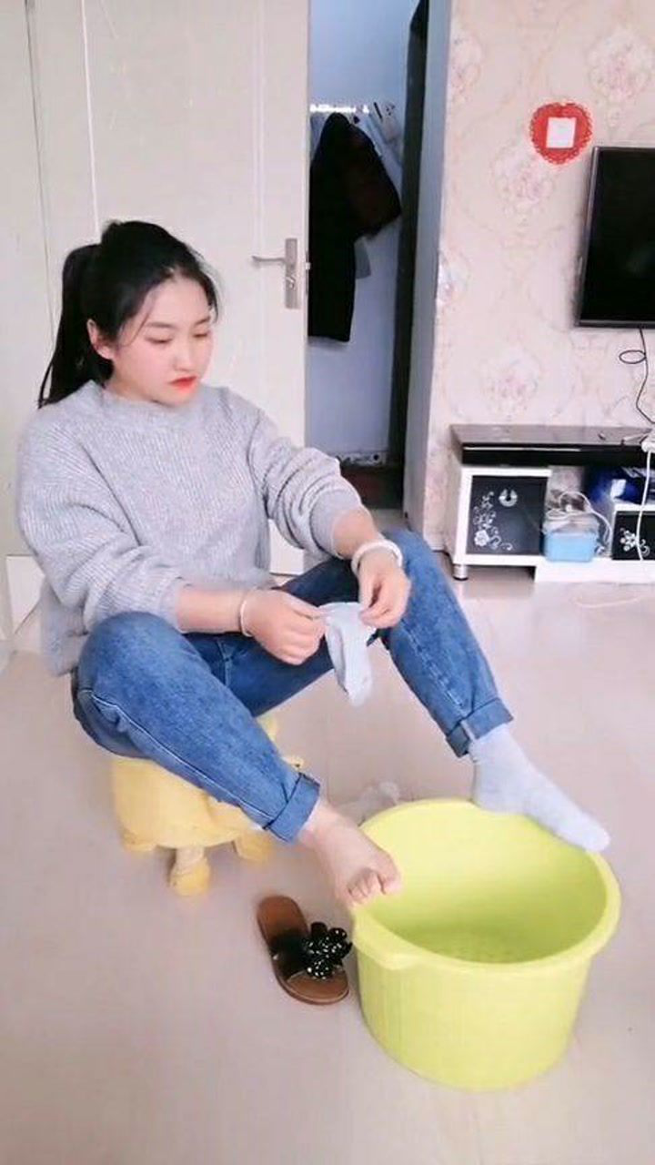 妈呀,他居然吃袜子!