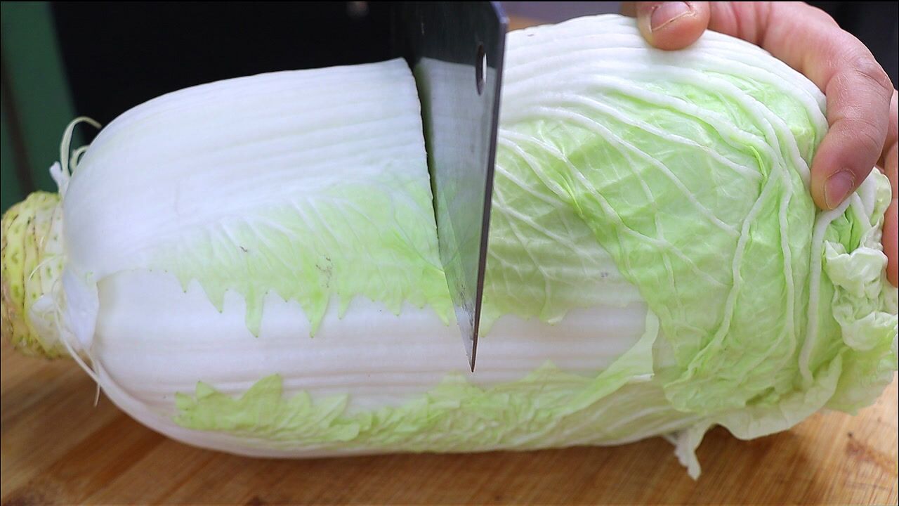 冬天多吃大白菜,学会这切法,不放肉也好吃,色香味美,上桌光盘