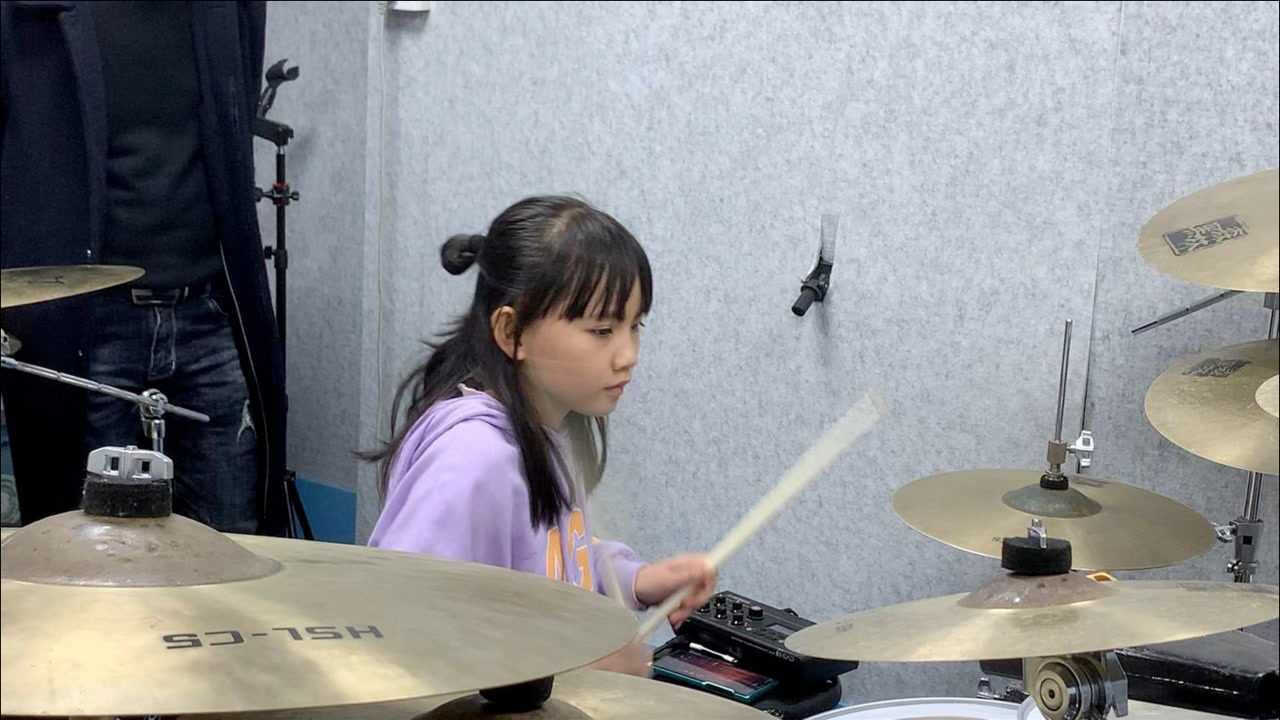 小鼓手妞妞架子鼓演奏,一首节奏非常欢快的《祝福你》送给大家