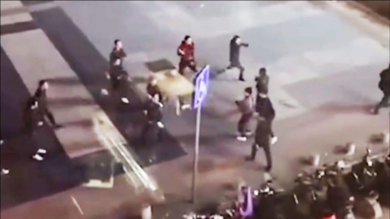 广西十余人持械打架一人倒地头部流血警方:督促嫌疑人投案自首_腾讯视频