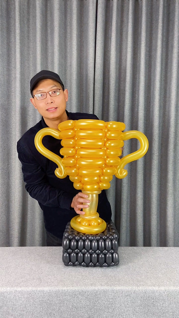 用气球制作的奖杯,像不像?