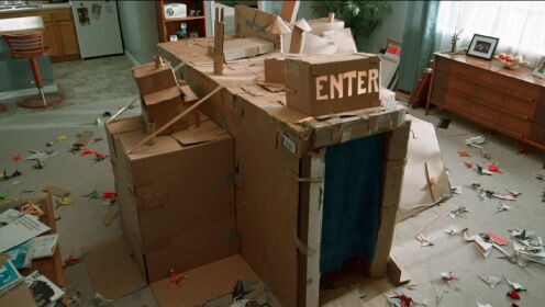 奇幻片：小伙用纸箱做了个迷宫，自己爬了进去，结果被困了三天三夜