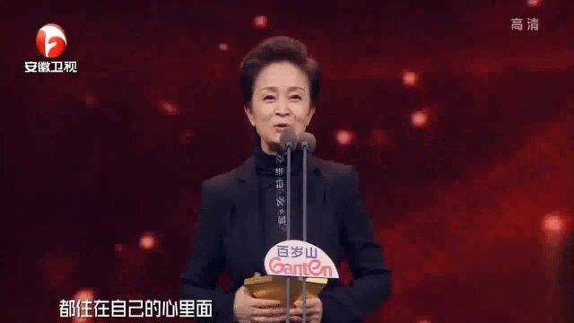 前辈演员刘莉莉上台领奖,台下青年演员纷纷鼓掌致敬,掌声不断