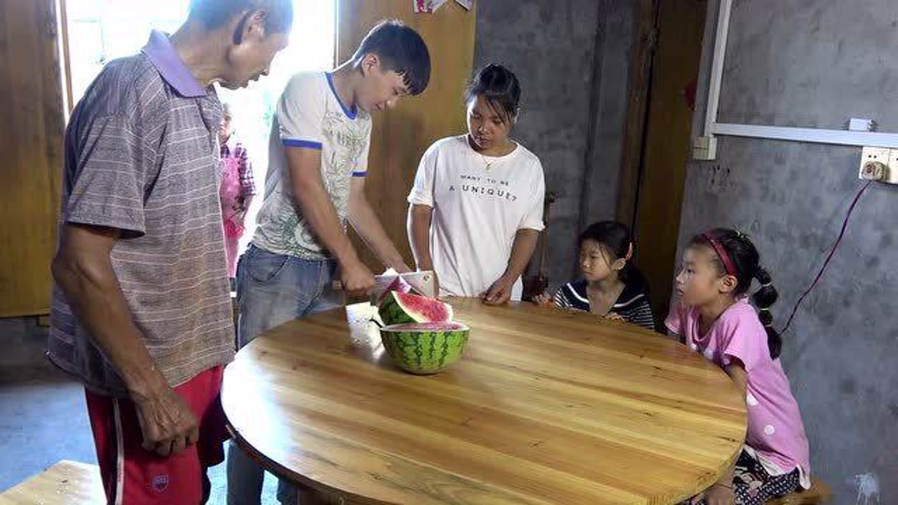 农村四哥王四家今天吃西瓜一大家人在一起吃真热闹