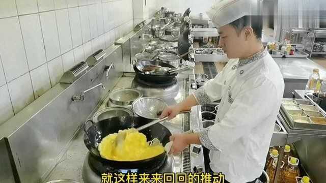 年薪12万的大厨做员工餐,油温烧到8成热蛋液才入锅,会糊底吗