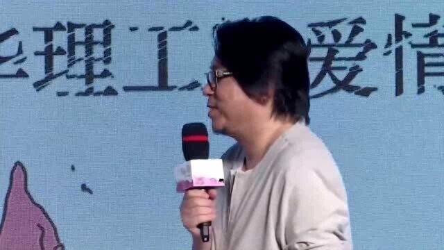 51岁高晓松吃路边摊 暴瘦后变V脸被赞颜值逆袭