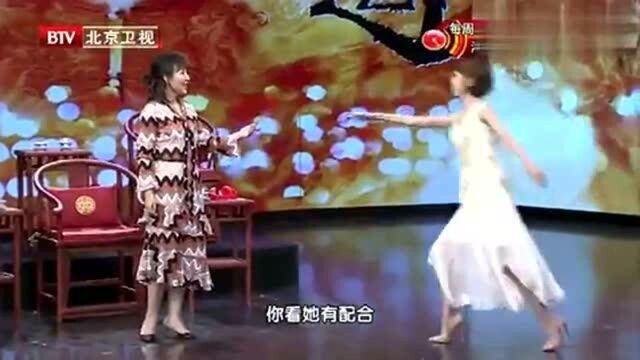 岳丽娜和肖茵合力表演,两人的动作太逗了,于毅一脸尴尬!