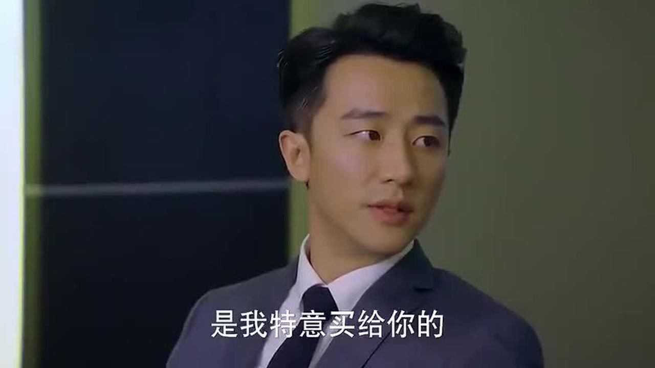 亲爱的翻译官弟弟谈恋爱眼看就要亲上了哥哥开灯搞破坏