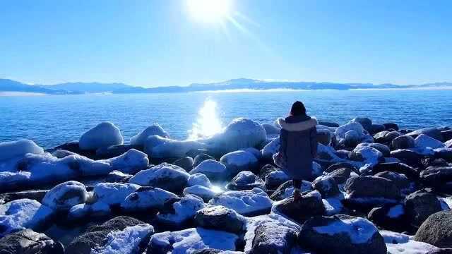 太阳当头照,海平面依旧风平浪静