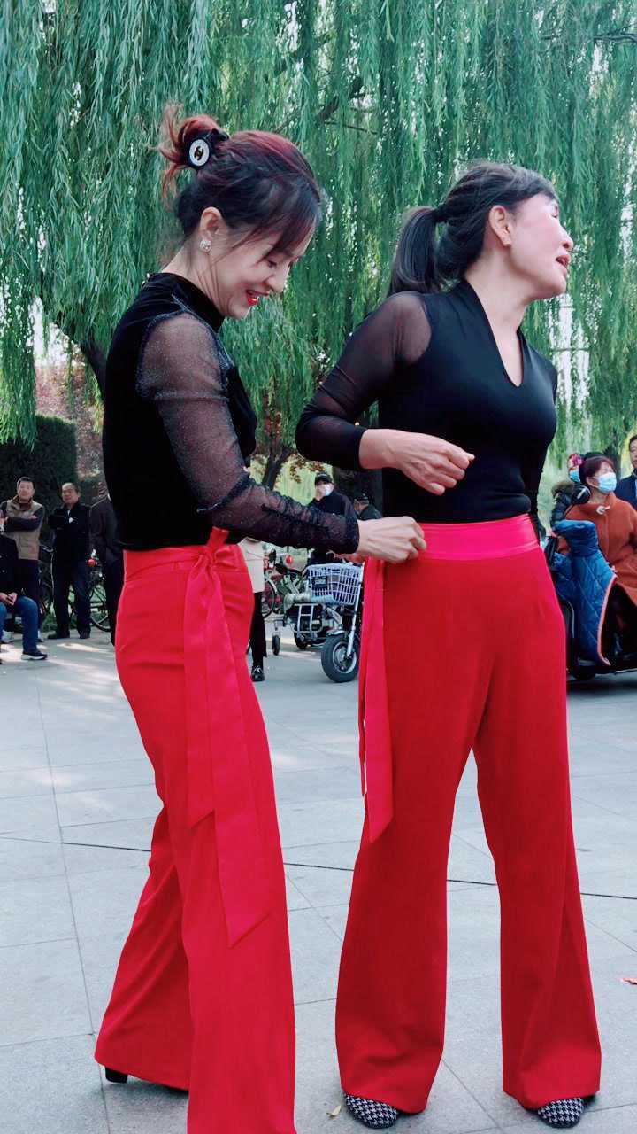 两个小媳妇跳广场舞