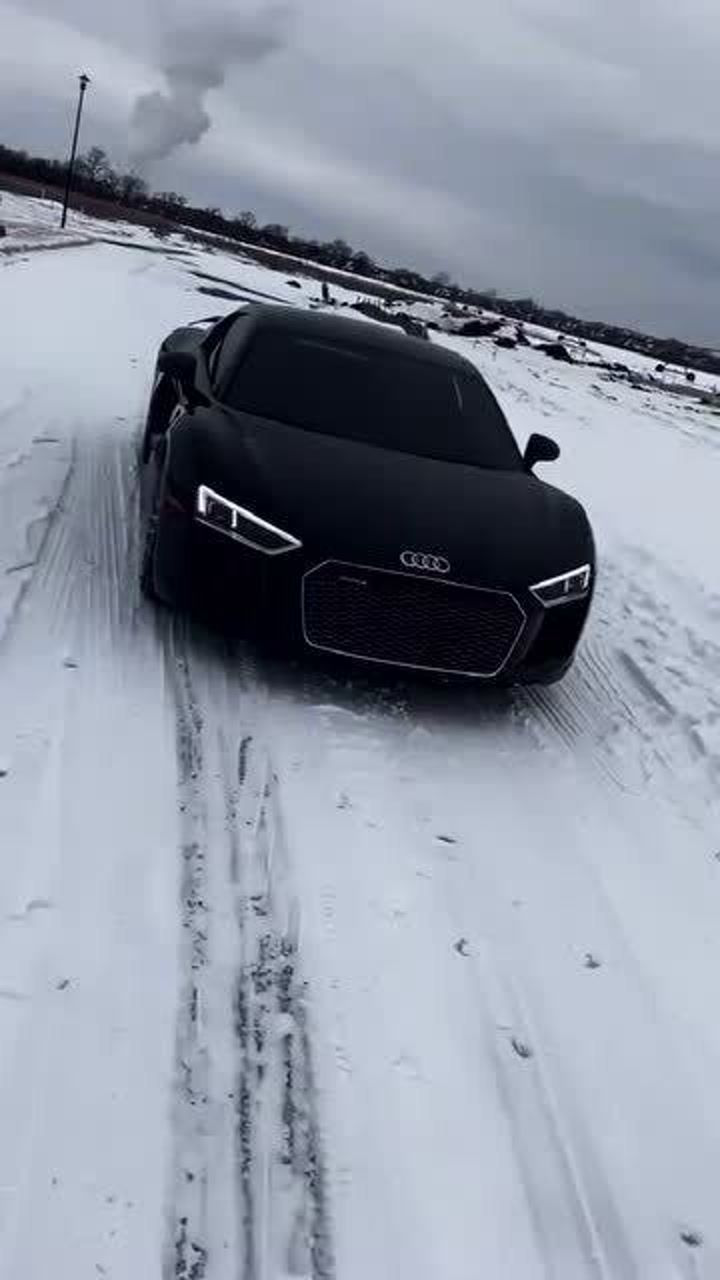 停在雪地上的黑武士奥迪r8看着格外帅气