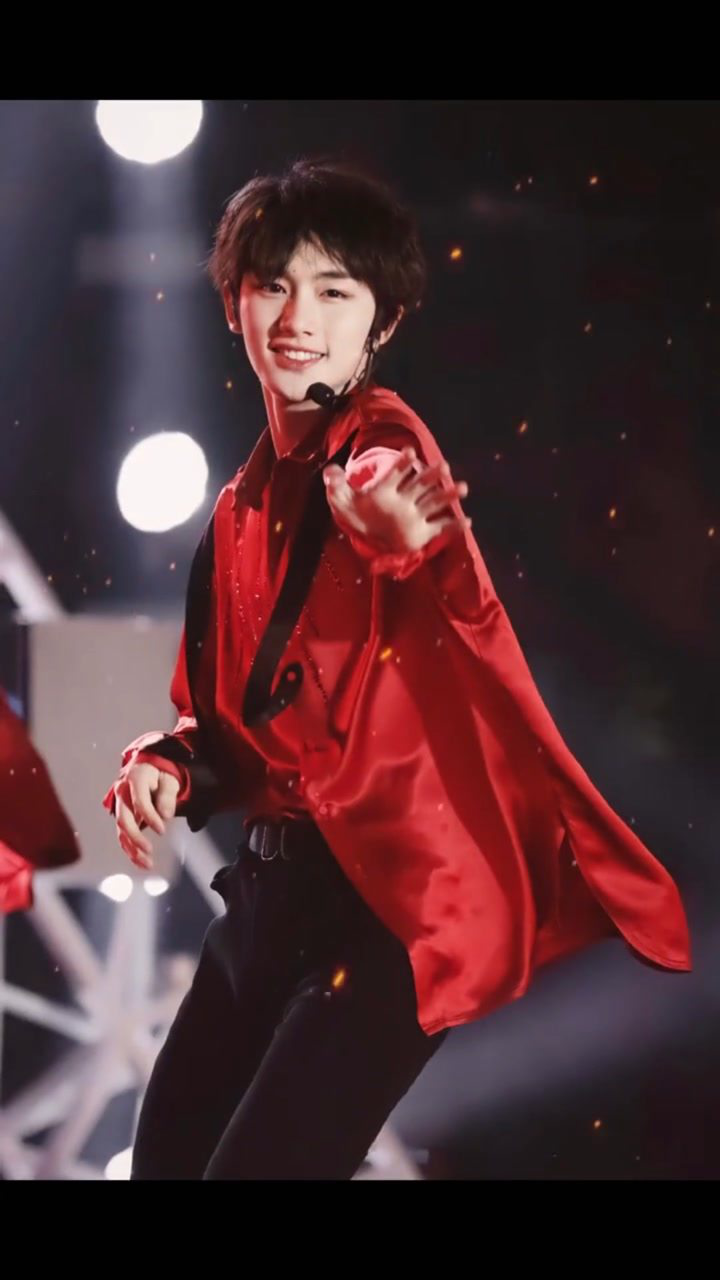 丁程鑫 风太会吹了,红衣少年好酷