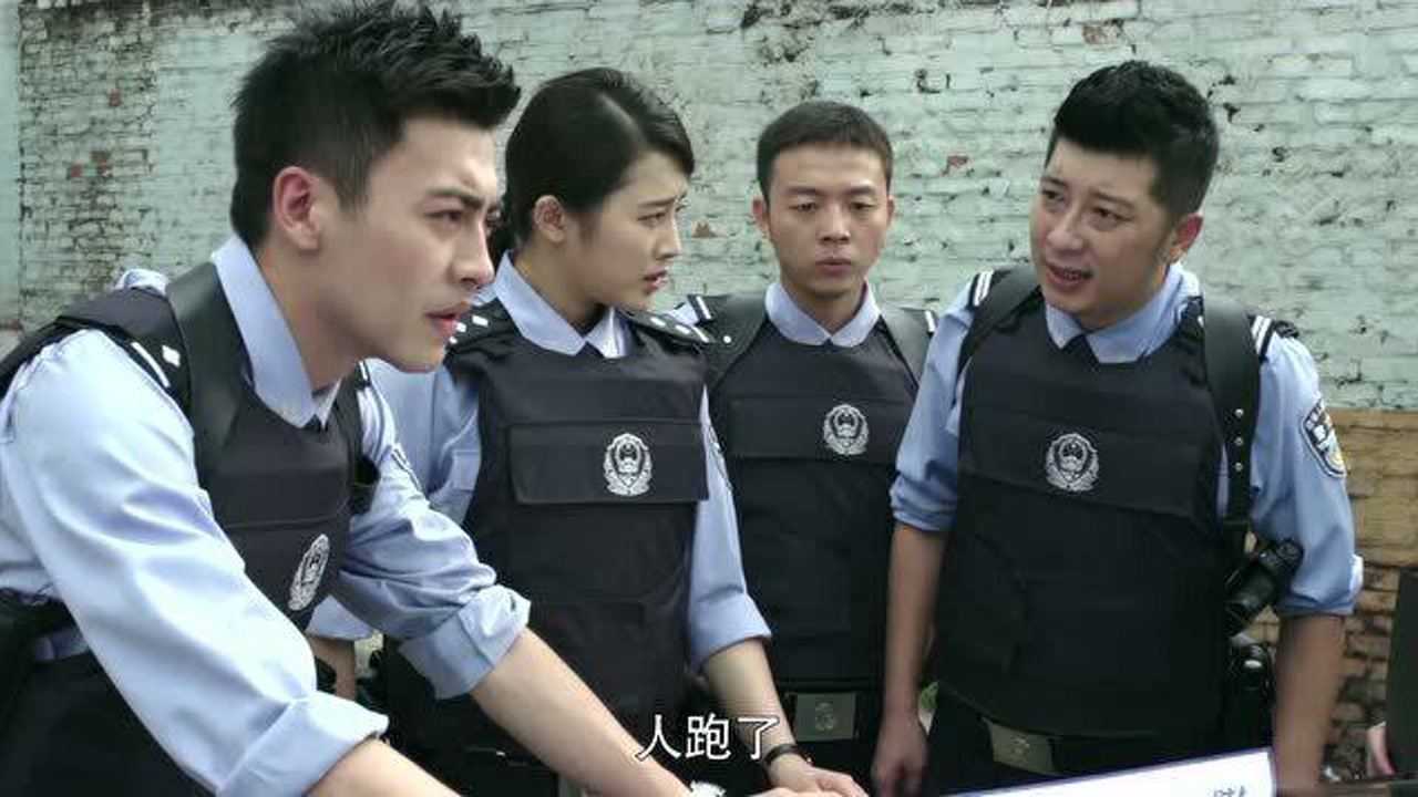 警察鍋哥繳獲犯罪窩點佛頭價值連城罪犯面不改色眼底下逃走