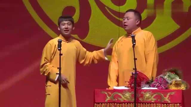 郭麒麟阎鹤祥台上表演扣字拢音,笑点不断,观众很喜欢